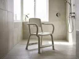 Jakie krzesło do łazienki wybrać, aby uniknąć problemów z wilgocią?