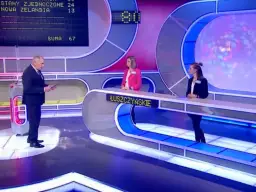 Prowadzący Familiady pyta o to, skąd się biorą dzieci. Na ekranie widać nazwy krajów i punkty.