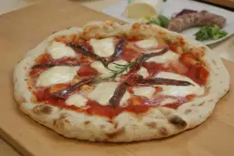 Jak długo piec gotowy spód do pizzy, aby uniknąć rozczarowania?