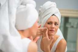 Czy wyciskać pryszcze? Poznaj ryzyko i bezpieczne metody pielęgnacji