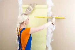 Jak przygotować ścianę pod tapetę flizelinową bez błędów i z trwałym efektem