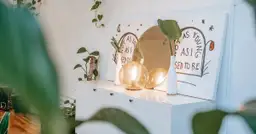  Dekoracje na komodę w salonie - nowoczesne ozdoby i pomysły na aranżację