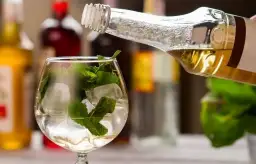 Jakie syropy do drinków? Odkryj smaki, które zachwycą Twoje napoje