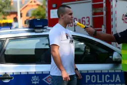 Policja w domu: Kiedy zbadać alkomatem? Twoje prawa.