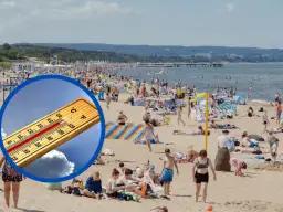 Termometr w okręgu na tle plaży z ludźmi i morzem.