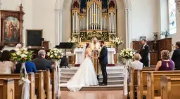 Ile trwa msza weselna? Poznaj czas trwania ceremonii i jej warianty