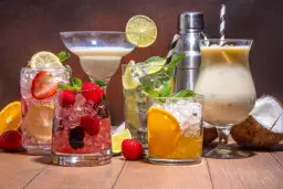 Mocktaile: Przepisy i porady na domowe drinki bez procentów
