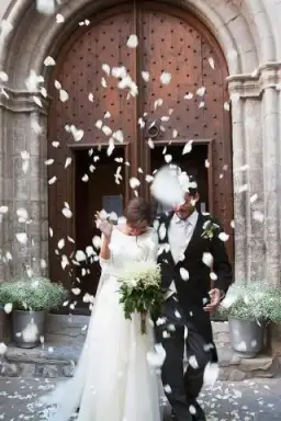 Ile tub konfetti przed kościołem? Jak uniknąć chaosu w trakcie ceremonii