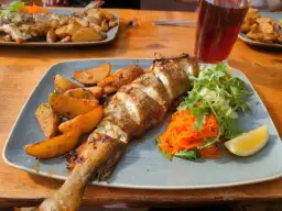 Władysławowo: Gdzie zjeść? Sprawdzone miejsca na rybę i obiady!