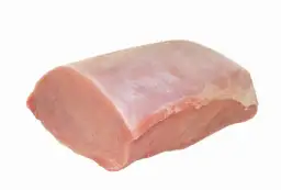 Surowy kawałek schabu wieprzowego na białym tle.