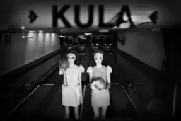 Dwie modelki w retro stylizacjach z kulami do kręgli na torze. Idealne, ładne tło do zdjęć w klimacie vintage.