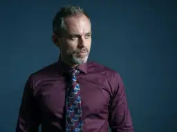 5 najlepszych kolorów krawata do bordowej koszuli - poradnik stylisty