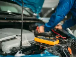 Ładowanie akumulatora samochodowego - poradnik krok po kroku