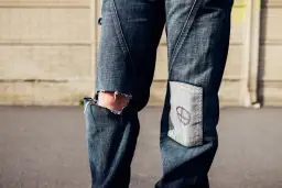 Spodnie z dziurami w kościele - co musisz wiedzieć przed wizytą na mszy