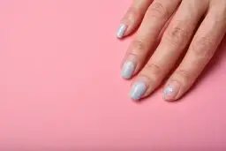 Dlaczego hybryda odpryskuje na końcach? Skuteczne sposoby na trwałość