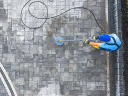 Skuteczne sposoby na usunięcie oleju z kostki brukowej bez wysiłku