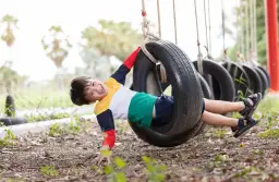Jak zrobić huśtawkę z opony - proste kroki na bezpieczną zabawę