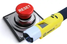 Alkomat Promiler i czerwony przycisk RESET. Jak działa alkomat? Po włączeniu i dmuchnięciu, urządzenie pokazuje wynik.