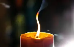 Co zrobić z gromnicą po śmierci? Praktyki, które warto znać