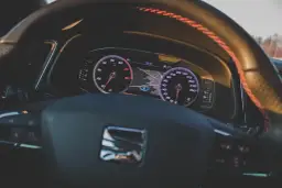 Deska rozdzielcza Seat Ibiza 4. Widok na zegary, nawigację i kierownicę. Szukasz opisu bezpieczników?