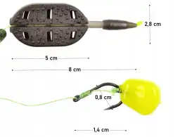 Wędkarski ciężarek gruntowy z haczykiem i kukurydzą.