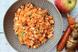 Jak zrobić surówkę z marchewki i jabłka - łatwy przepis na zdrową sałatkę