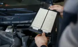 Jakie filtry wymienić w aucie? Kluczowe filtry do wymiany w samochodzie