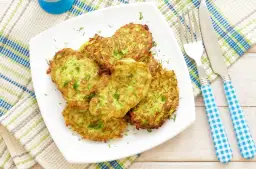 Z czym jeść placki z cukinii? Odkryj najlepsze dodatki i smaki