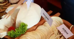 Bryndza a oscypek: Kluczowe różnice, które musisz znać