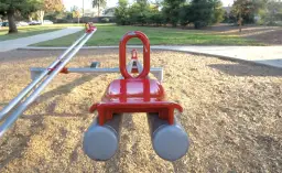 Dlaczego warto inwestować w place zabaw z certyfikatem bezpieczeństwa? Fakty, o których rodzice często zapominają