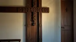 Krzyż nad drzwi: znaczenie symbolu w polskiej tradycji