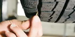 Nowa opona - jaka głębokość bieżnika gwarantuje bezpieczeństwo?