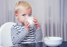 Czy roczne dziecko może pić mleko z kartonu? Sprawdź, co warto wiedzieć