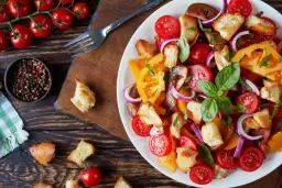 Jak zrobić sałatkę z pomidorów, która zachwyci Twoich gości