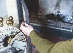 Skuteczne sposoby na to, jak wyczyścić kominek z sadzy i uniknąć problemów