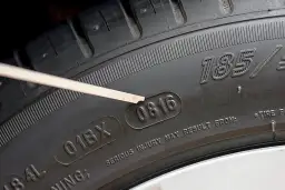 Gdzie jest data na oponach? Odkryj, jak łatwo ją znaleźć