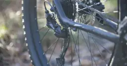 Jak wyregulować tylną przerzutkę w rowerze i uniknąć problemów z shiftingiem