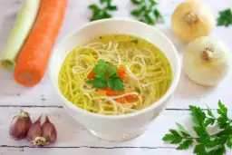 Jakie przyprawy dodaje się do rosołu, aby uzyskać wyjątkowy smak?