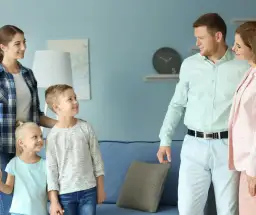 Ile bierze opiekunka do dziecka? Poznaj koszty i czynniki wpływające