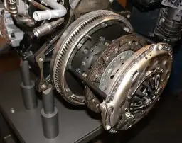 Niepokojący zapach nowego sprzęgła: co jest normą, a co powinno martwić