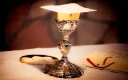 Jak rozłożyć kielich na ołtarzu - krok po kroku do perfekcji liturgicznej