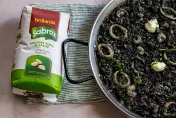 Arroz negro con calamares y gambas: receta fácil y deliciosa para disfrutar