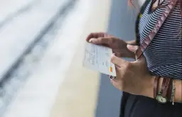 Czy można kupić bilet u konduktora w pociągu TLK? Sprawdź zasady