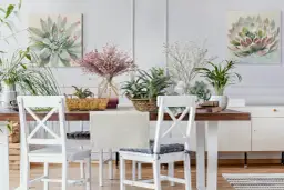 Proste i stylowe pomysły na dekorację stołu w salonie na co dzień