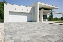 Jakiej grubości kostka na podjazd, aby uniknąć problemów z nośnością?