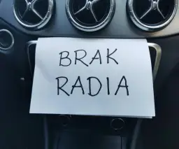 Poznaj legalne sposoby jak nie płacić abonamentu za radio w samochodzie