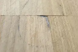 Jak naprawić uszkodzony parkiet – skuteczne metody na rysy i ubytki