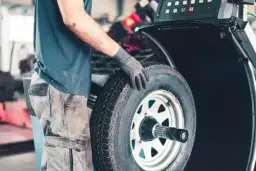 Opony całoroczne czy warto? Poznaj wady i zalety przed zakupem