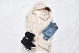 Kremowy sweter stylizacje: Modne zestawienia, które zachwyca każdego