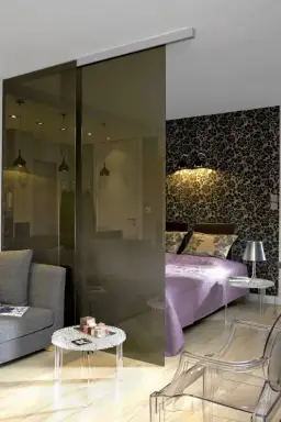 Jak wydzielić sypialnię w salonie – praktyczne sposoby na małe mieszkanie